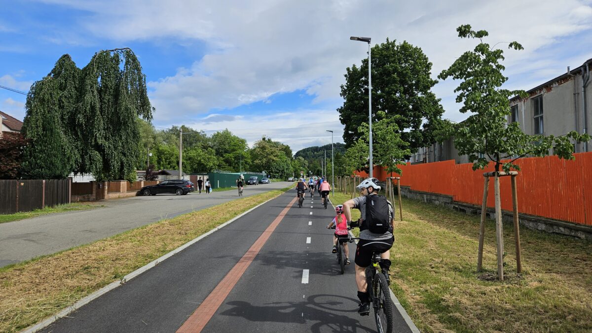 Cyklisti jedoucí po cyklostezce Koleje.