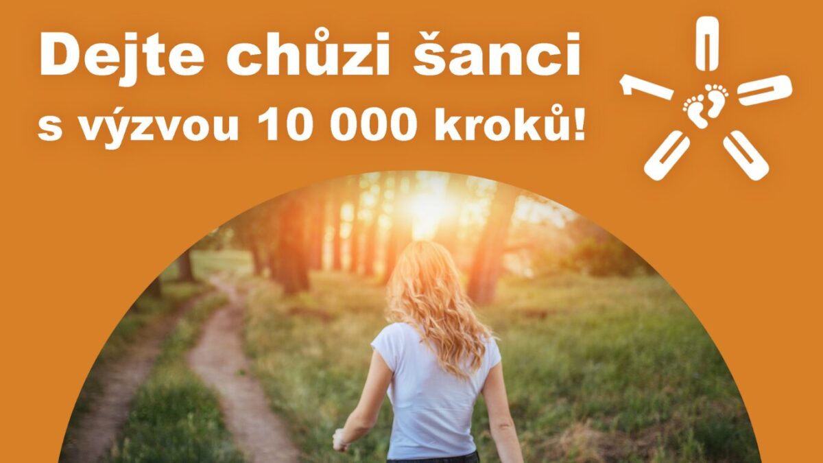 paní v lese na procházce. Dejte chůzi šanci s výzvou 10 000 kroků.